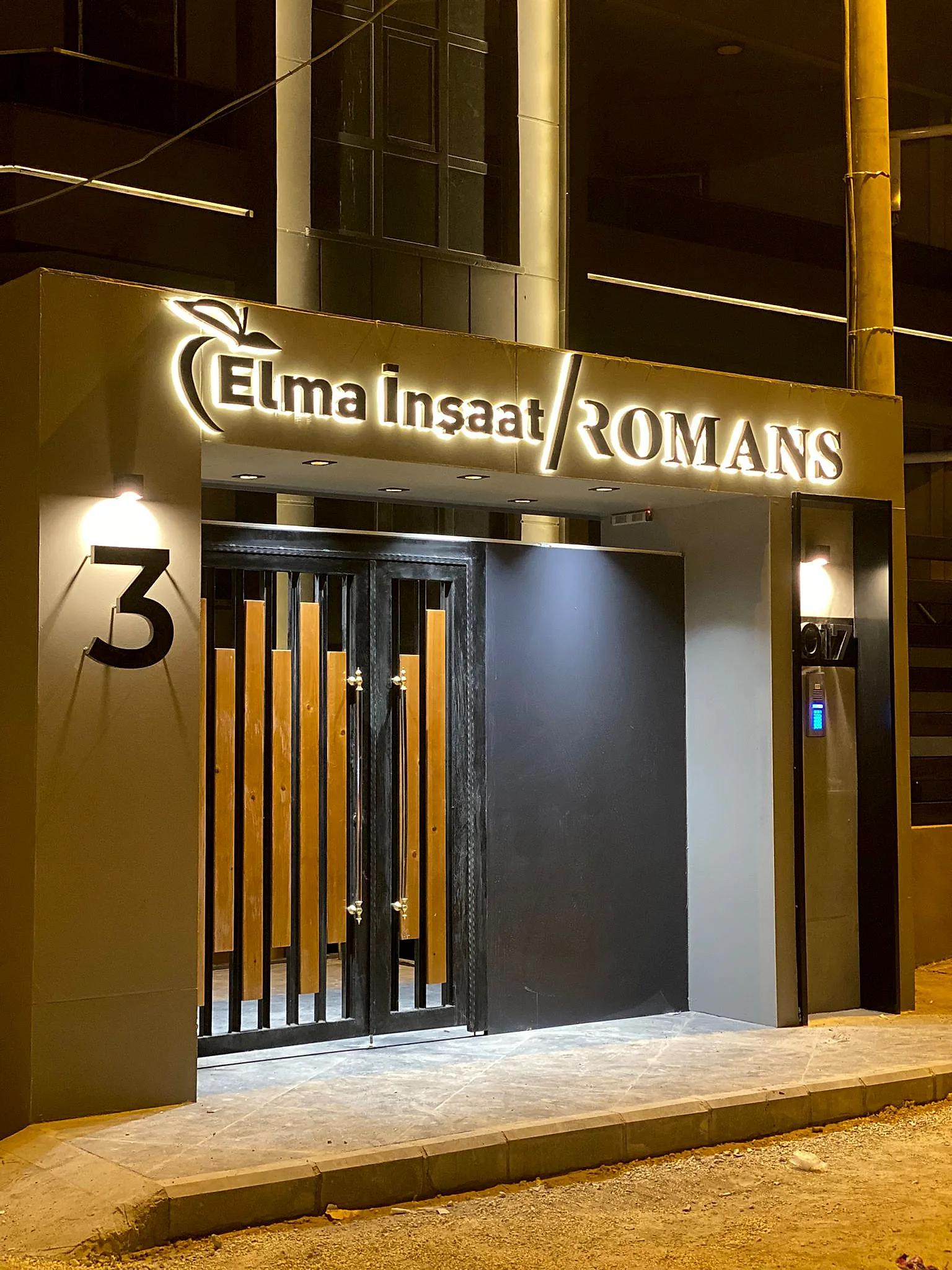 Elma İnşaat ışık patlaması kutu harf — gündüz / gece — akşam