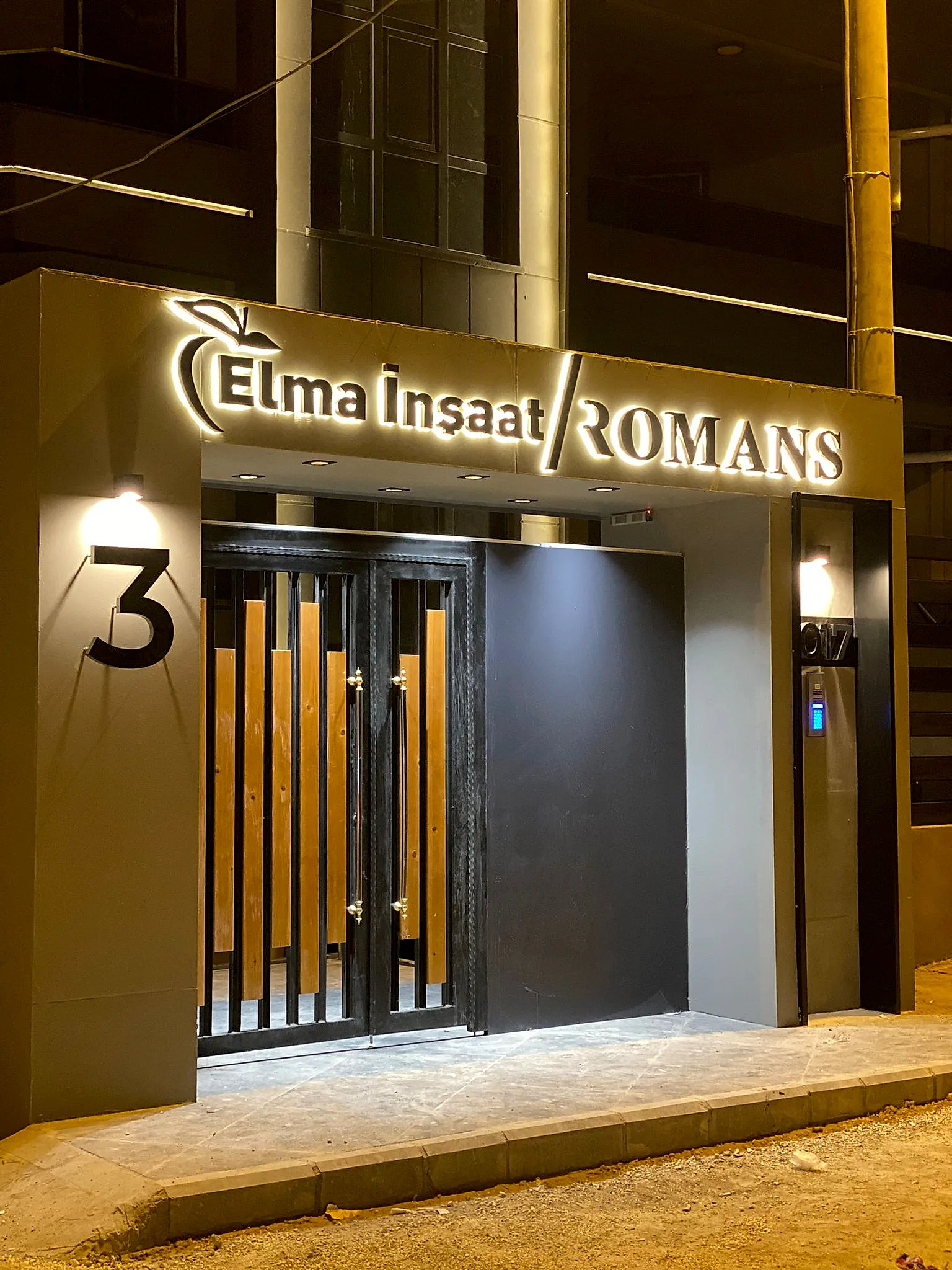 Elma İnşaat ışık patlaması kutu harf — gündüz / gece — sonra