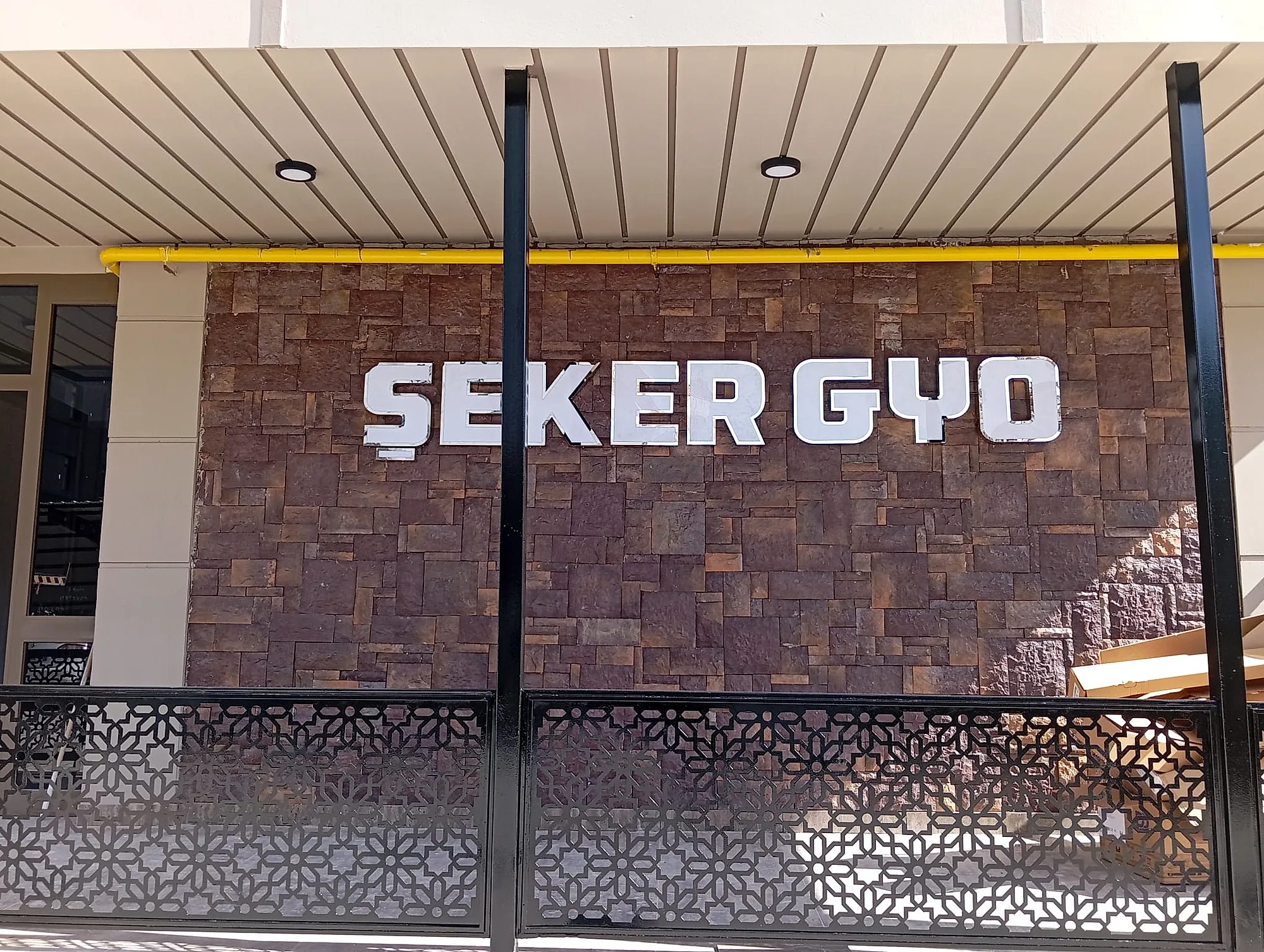 Şeker GYO — Işık Patlaması (Kutu Harf)