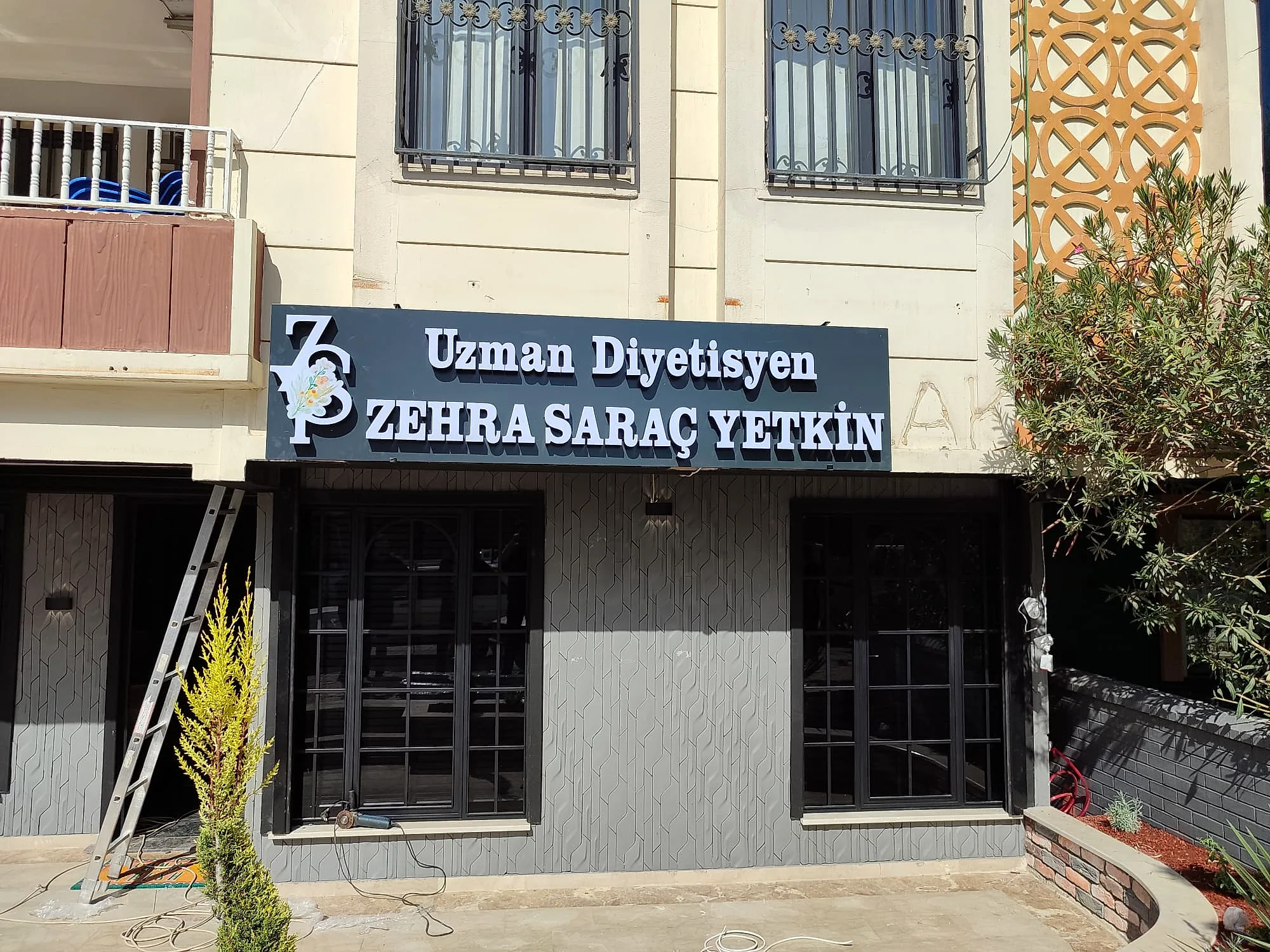 Uzman Diyetisyen Zehra Saraç Yetkin — Kompozit Kutu Harf