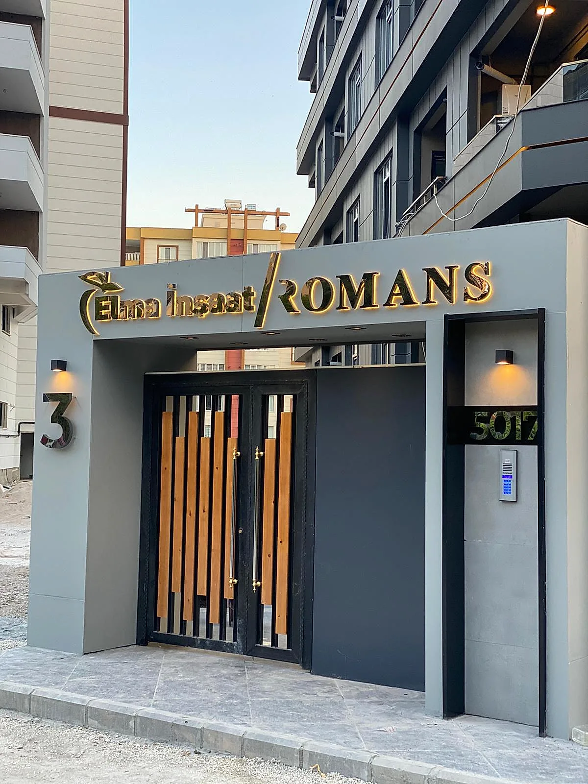 Elma İnşaat — Krom Harf Arkadan Işıklı