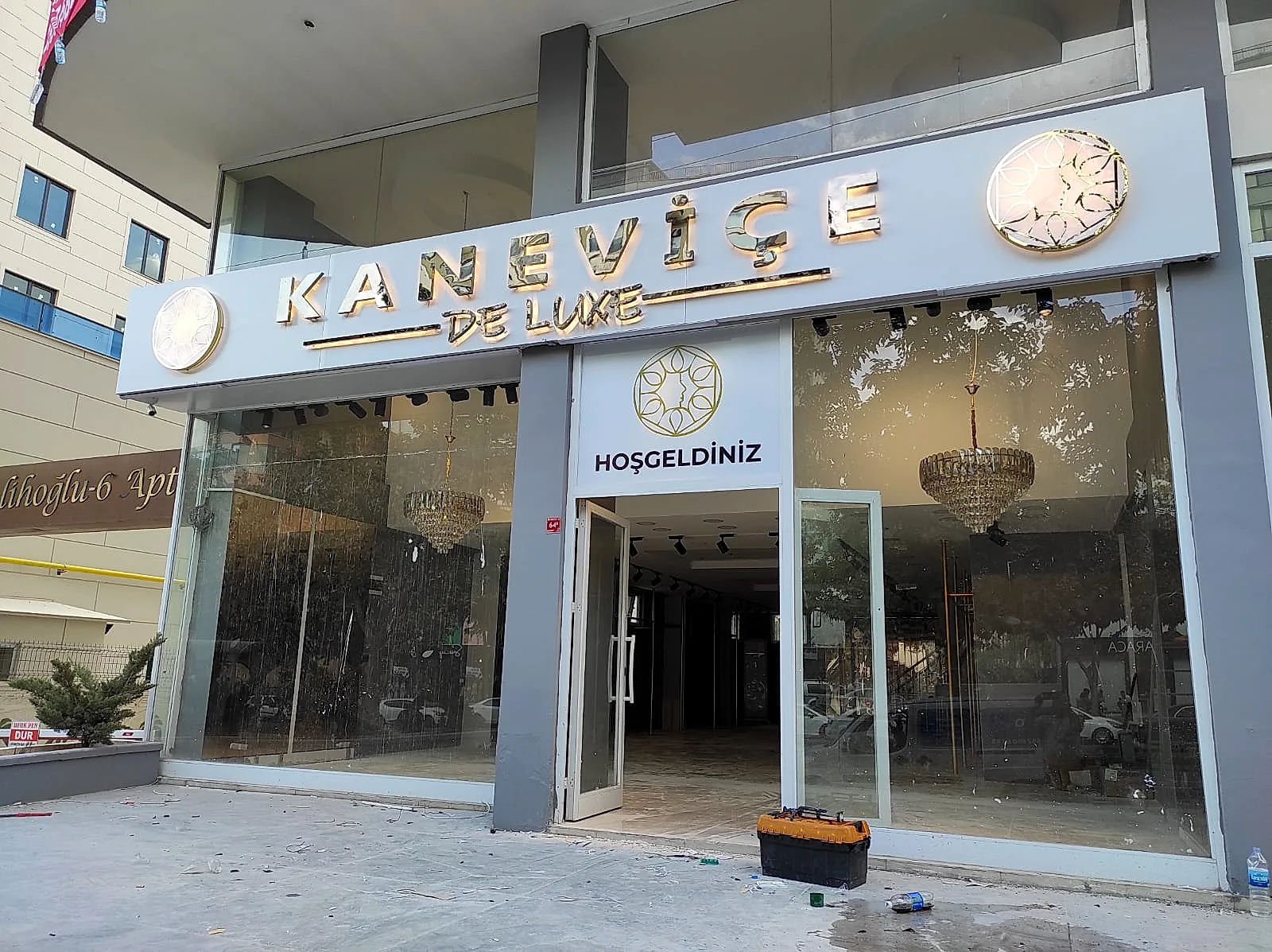 Kaneviçe Moda — Krom Harf Arkadan Işıklı