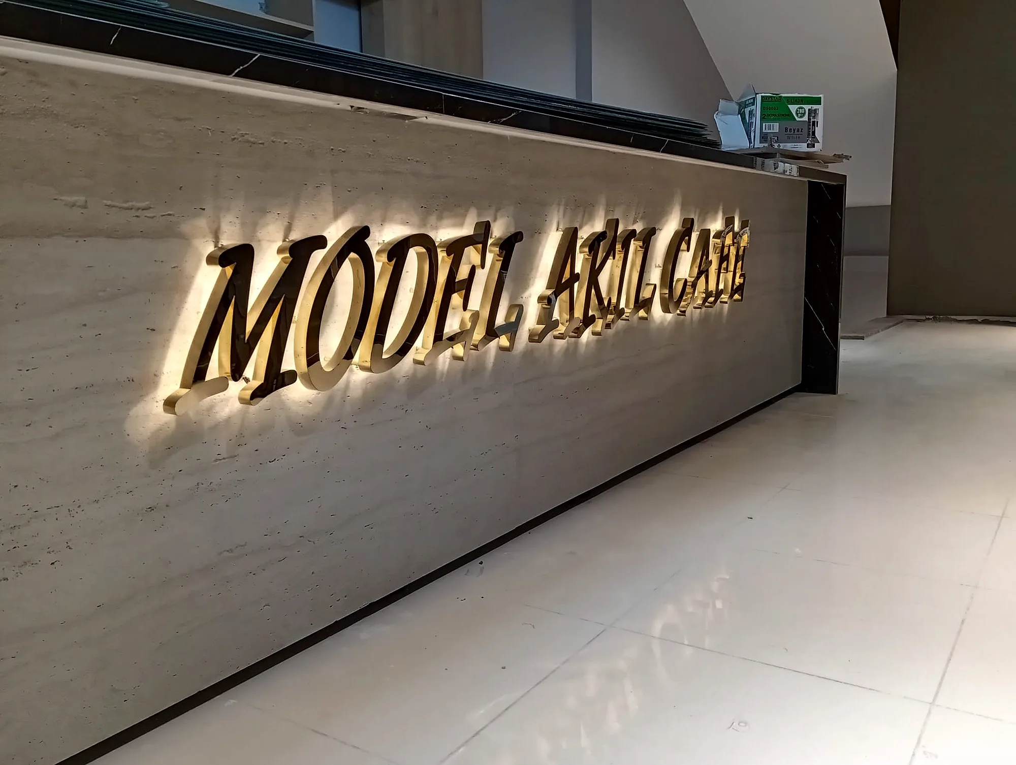 Model Art Cafe — Krom Harf Arkadan Işıklı