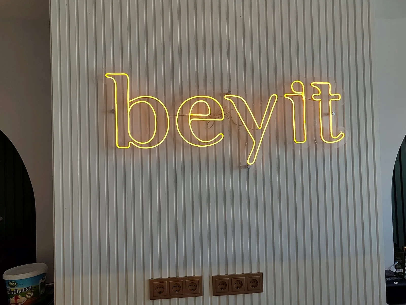 Beyit — Neon Tabela