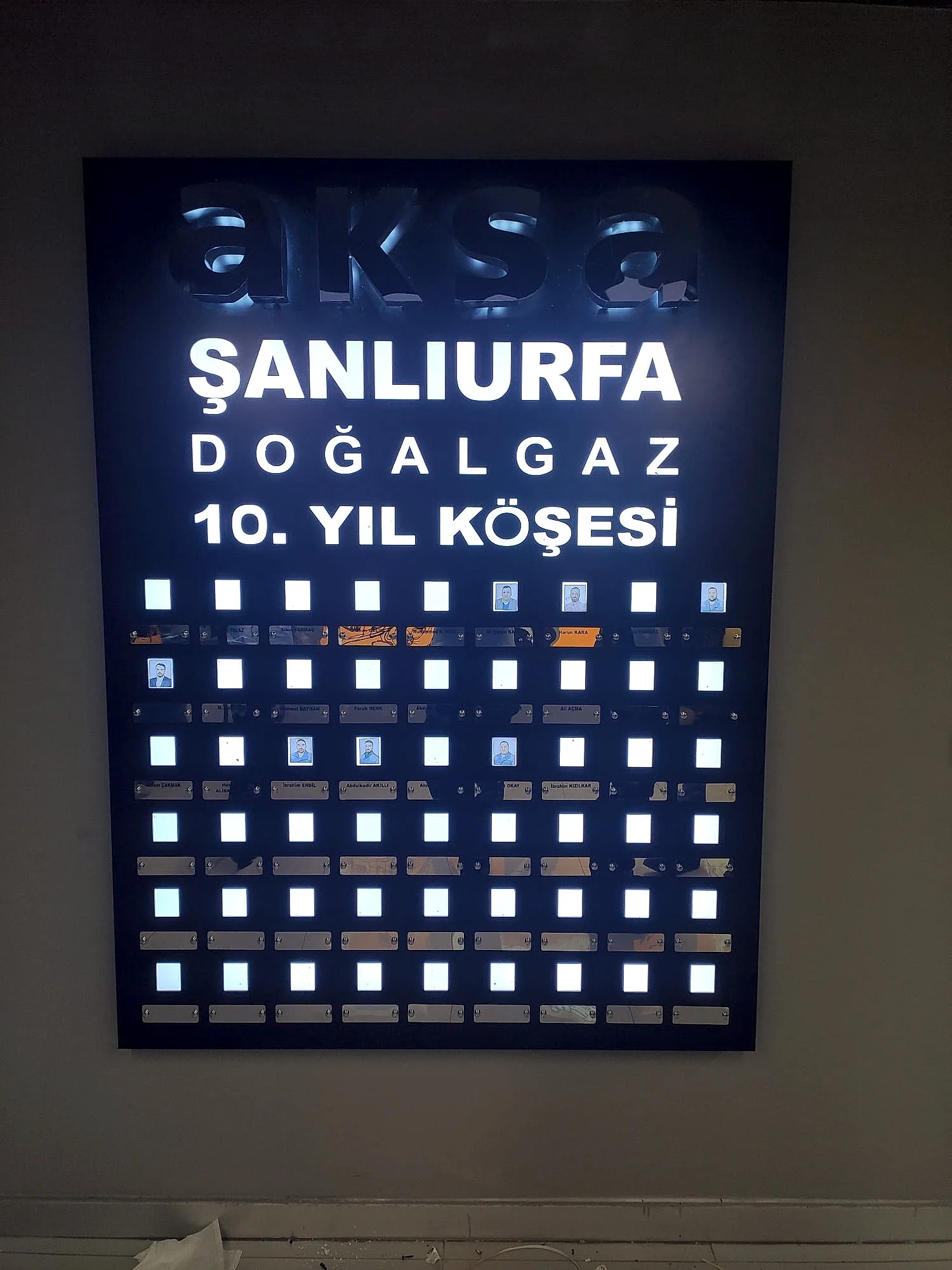 Aksa Oyma Kompozit ÜZeri Gümüş Krom Harf Arkadan Işıklı görsel.jpeg