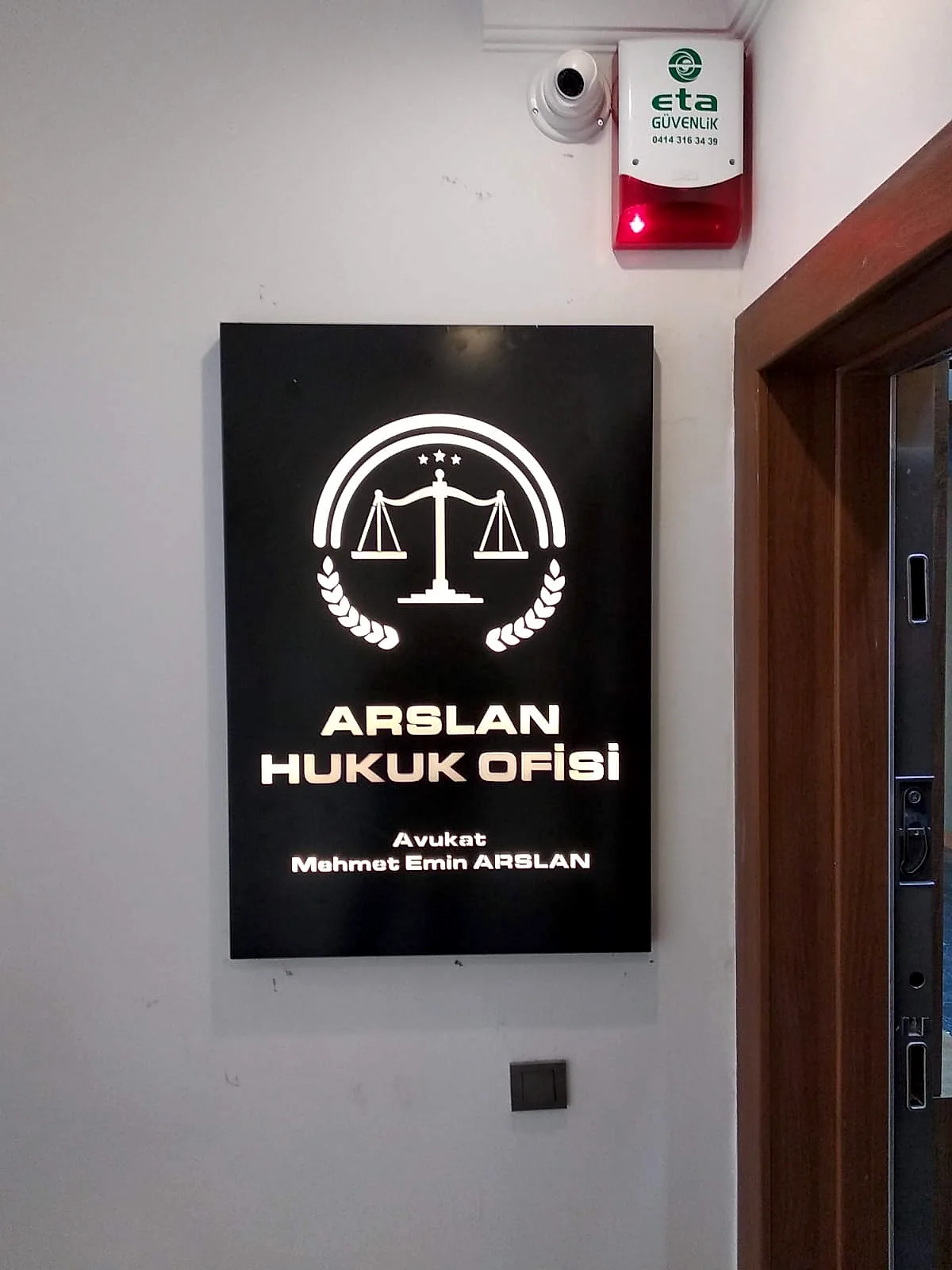 Arslan Hukuk — Oyma Kompozit Tabela