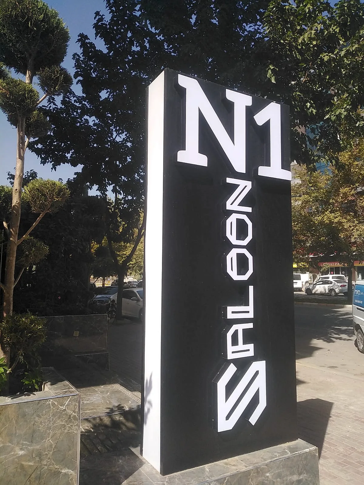 Salon N1 — Totem / Pylon
