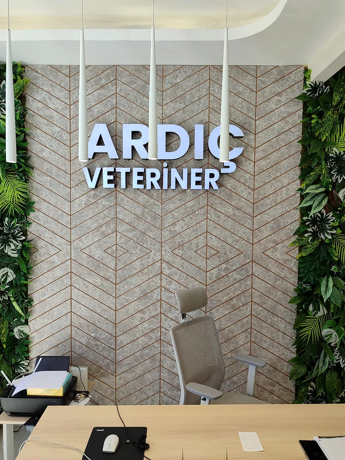 Ardınç Veteriner — Yan Bant Alüminyum Kutu Harf