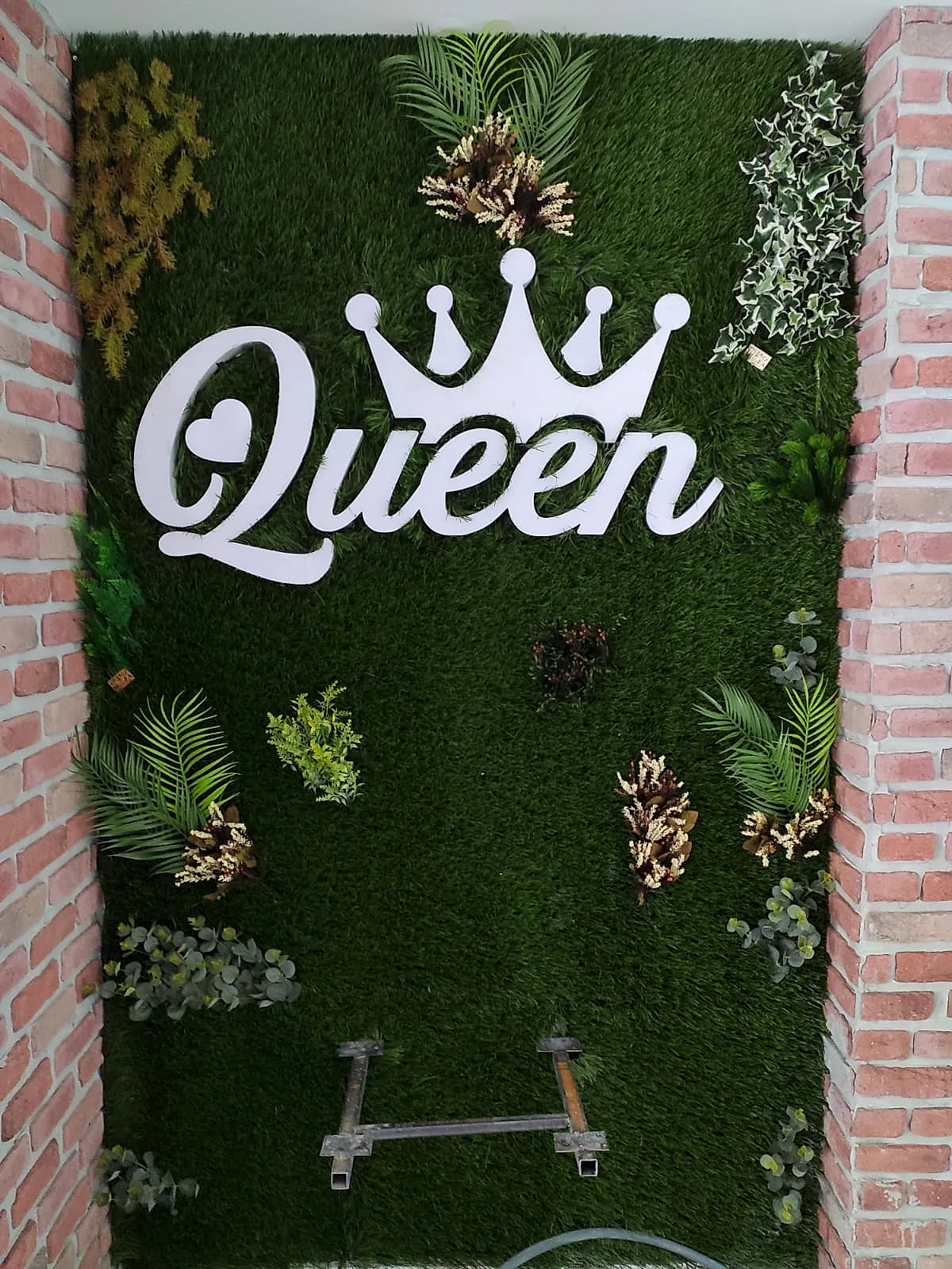 Queen Hair Studio — Yan Bant Alüminyum Kutu Harf